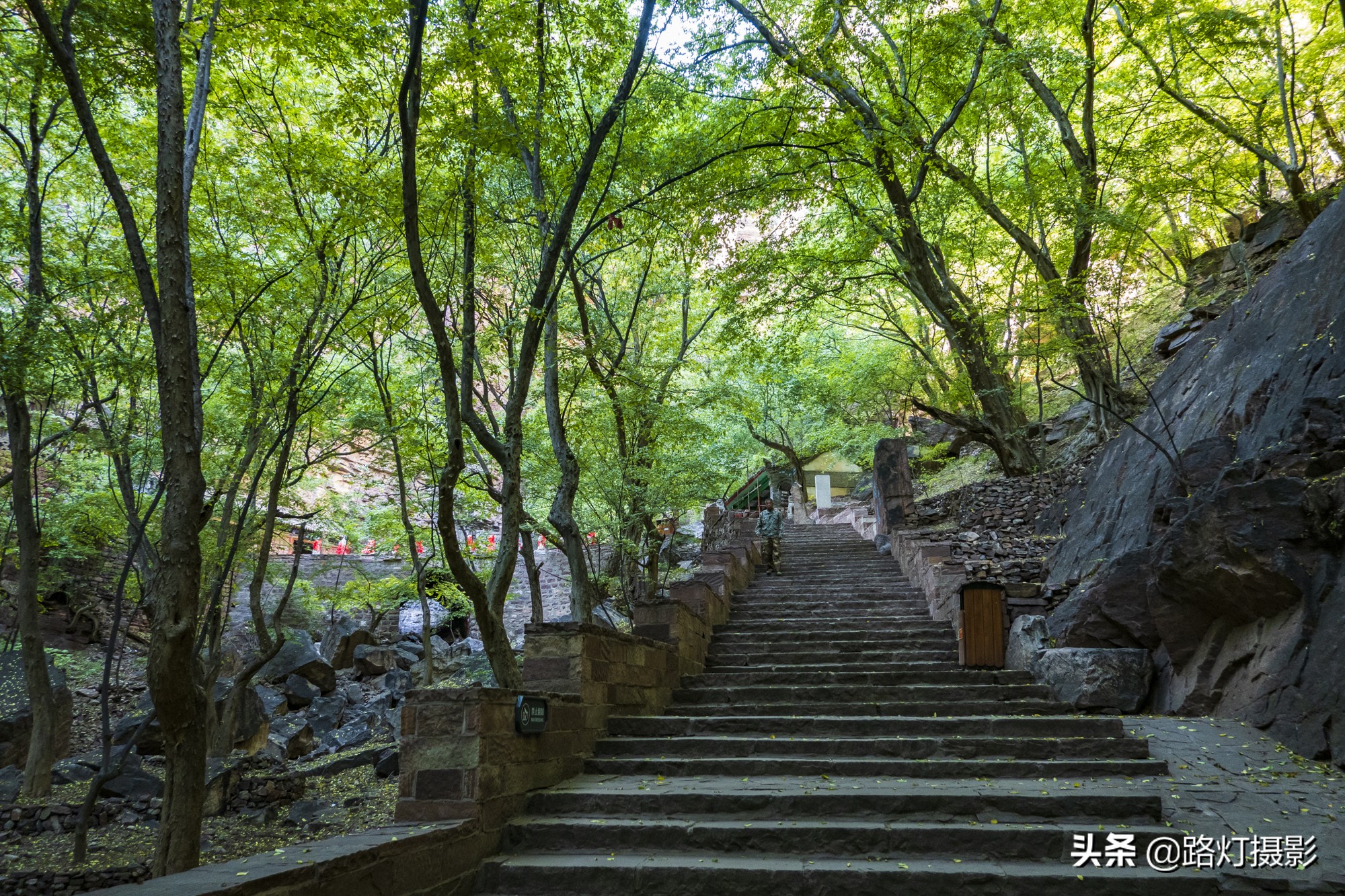 Flying in the sky!  There is a "hanging temple" in Hebei, which spans over 500 years of precipitous cliffs. It is a wonder