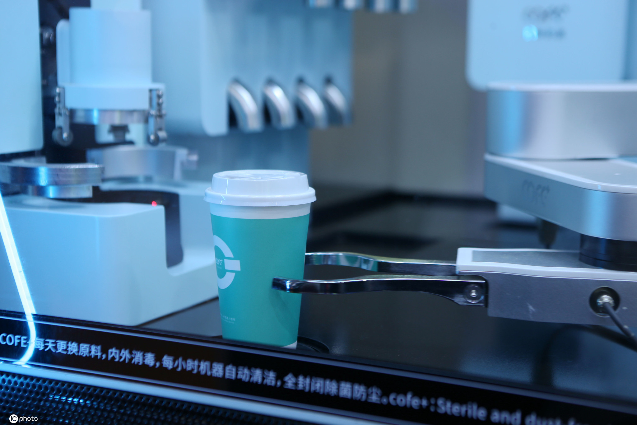 「第一财经」专题采访报道COFE+机器人咖啡亭