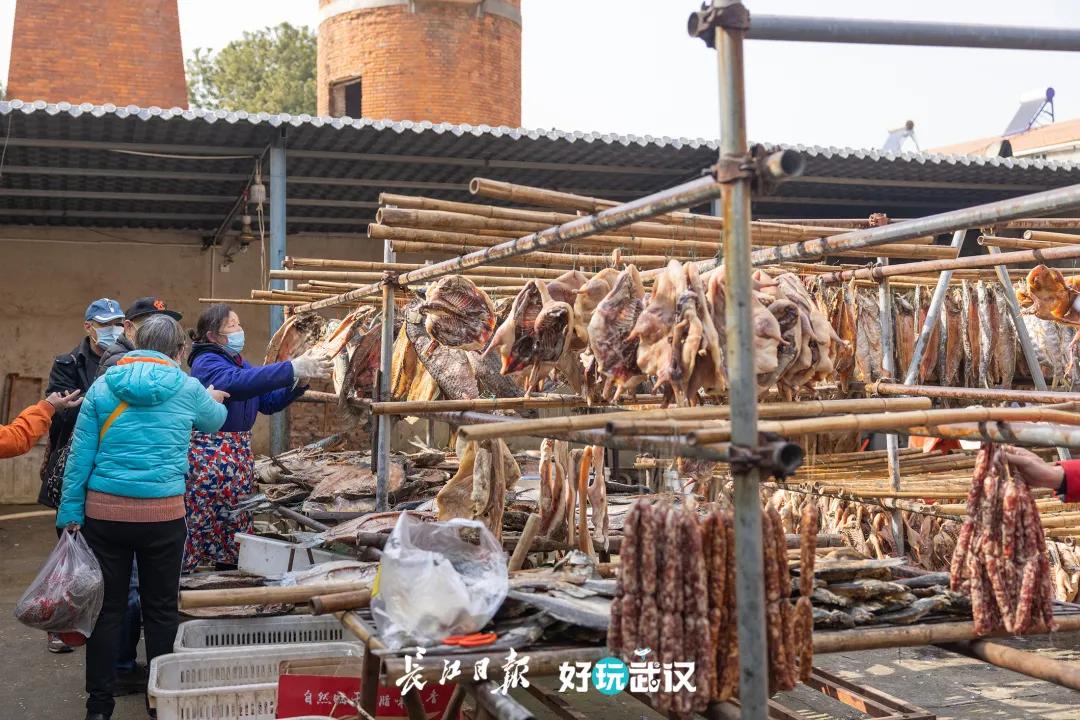 把腊肠和腊鱼串一串，串一个同心圆来过年