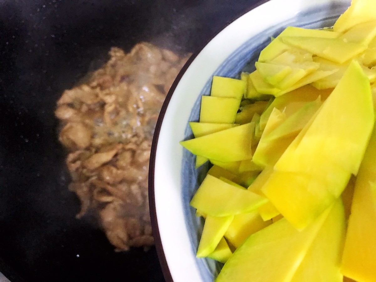 家常蚝油南瓜炒鸡肉片，鲜嫩可口，做法简单，低脂又解馋