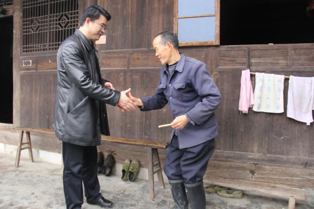 中方县人大常委会主任陈红利走访慰问困难群众