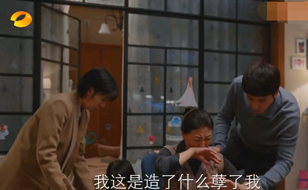 婆婆重男轻女逼儿媳妇喝“药”，自扇巴掌惹儿子心疼，真够戏精的