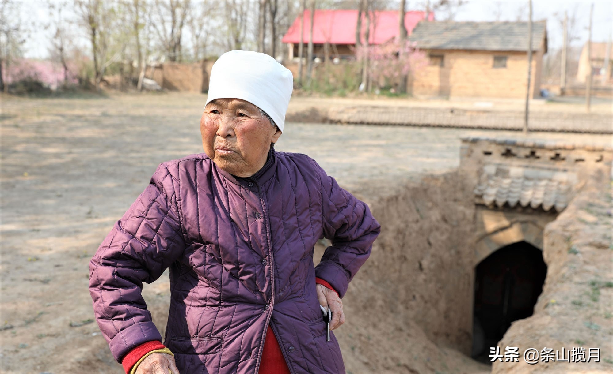 这几块石头摆在8旬老奶奶的地坑院里，里边的说道有谁知道