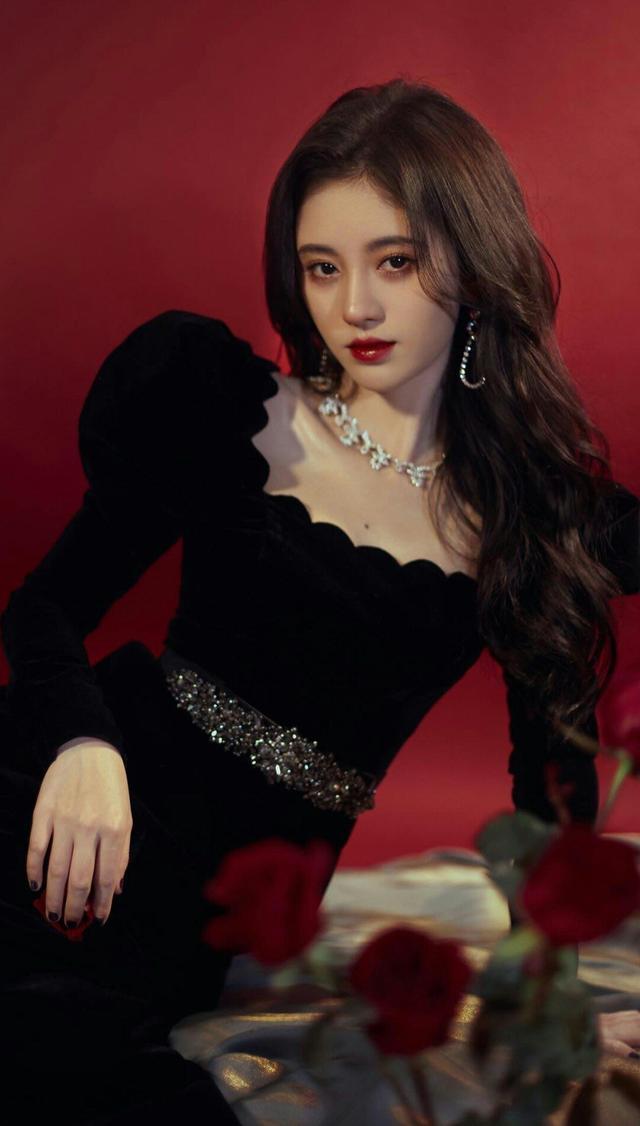 鞠婧祎有多装？上综艺节目笑都不敢笑，网友：