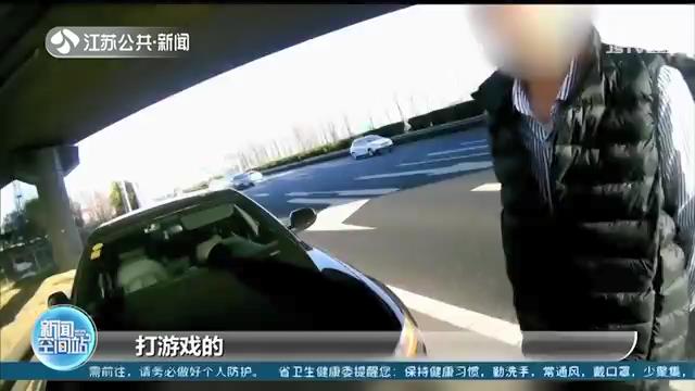 司机熬夜打游戏 高速公路应急车道违停睡觉