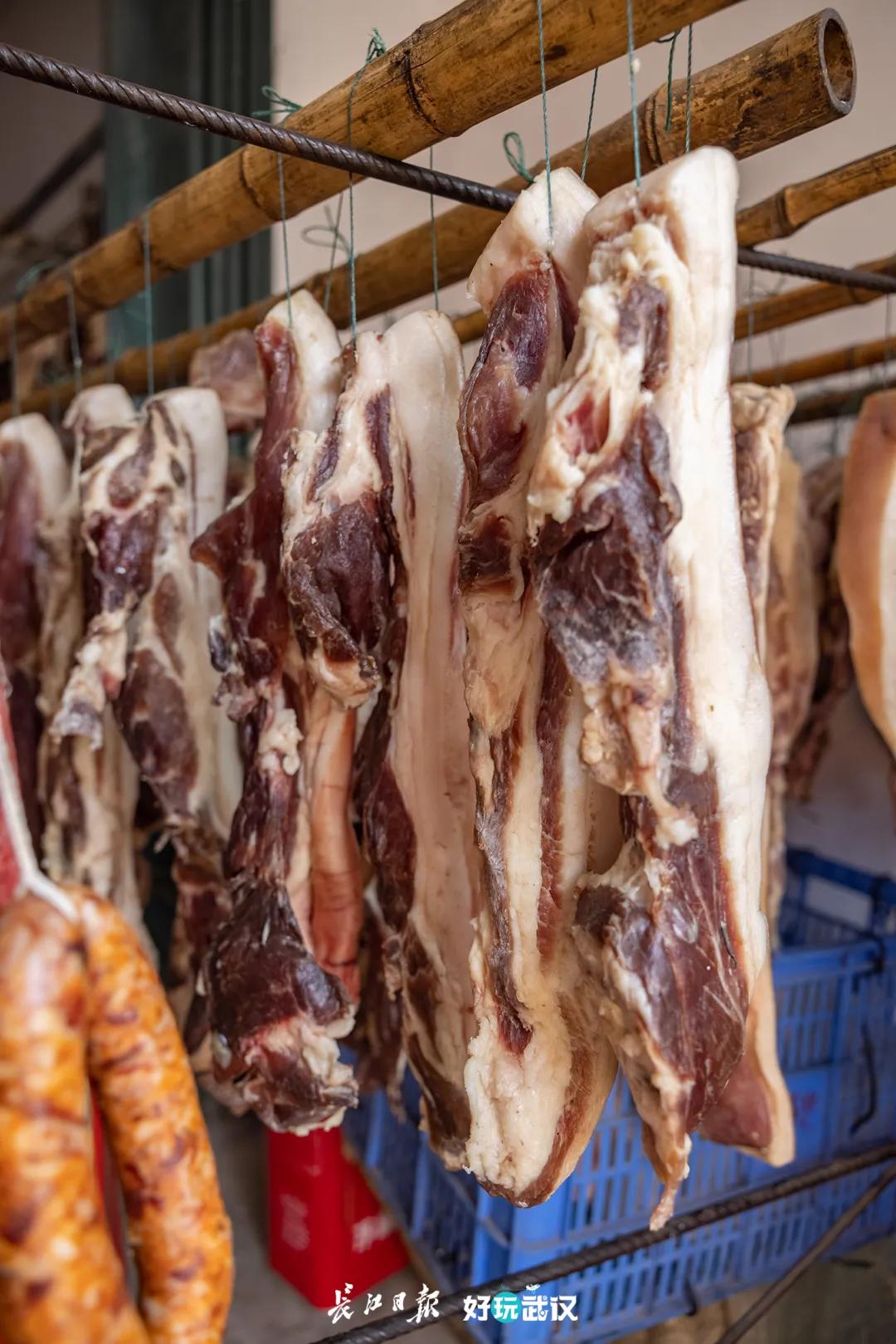 把腊肠和腊鱼串一串，串一个同心圆来过年