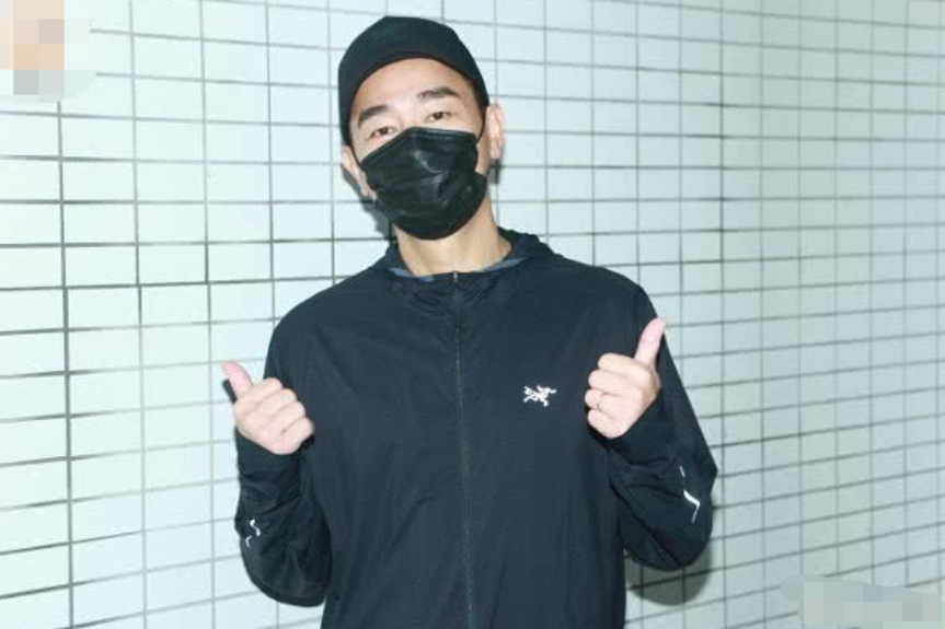 陈小春二度当爸超兴奋！晒儿子正面照，小家伙嘴巴大张小脚丫抢镜
