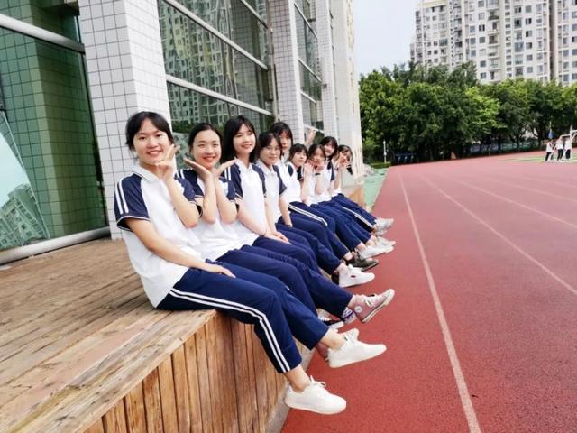 中学生“发型标准”公布，男生似“光头”，女生丑到“难以接受”