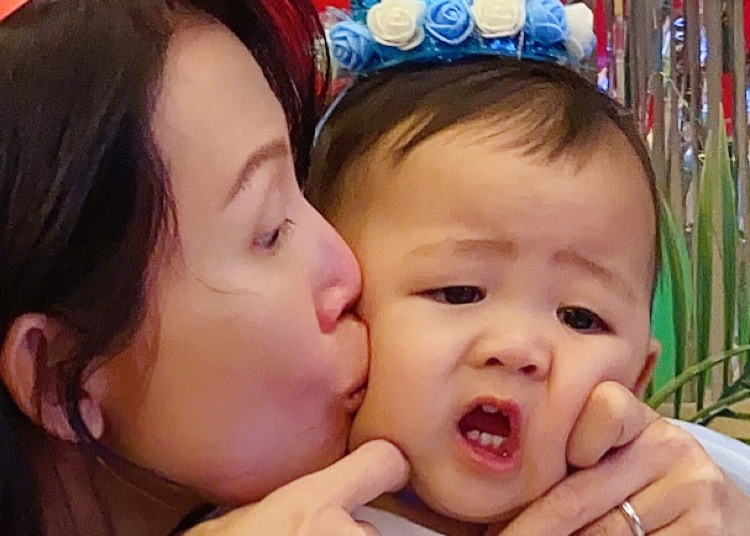 魚蛋1歲生日，蔡少芬哭得鼻子通紅，兒子被親成表情包萌態十足