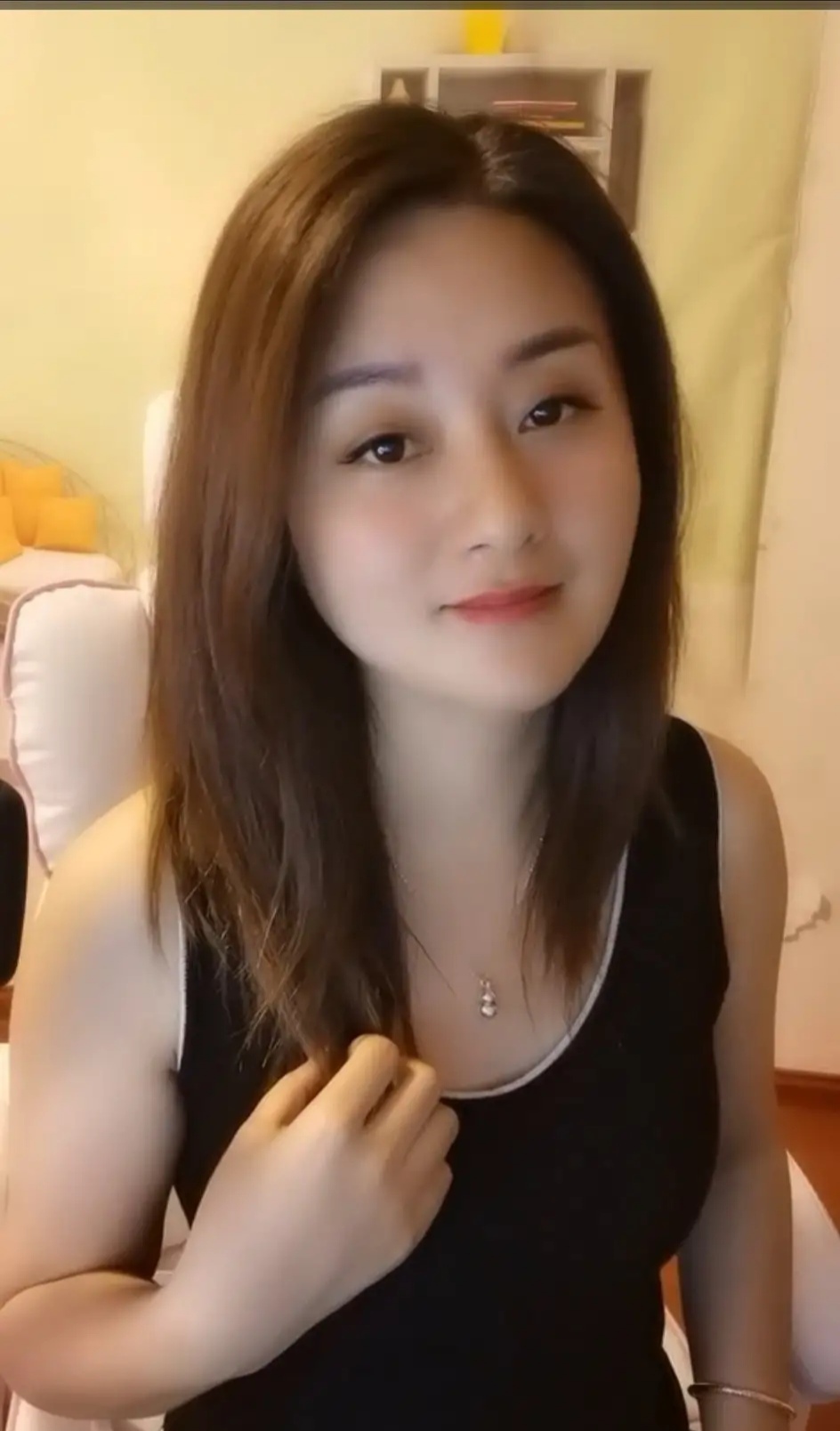 俏麗若三春之桃，清素若九秋之菊。