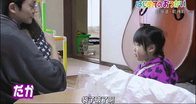 温暖！4岁和2岁姐妹花独自外出跑腿，这件事让大