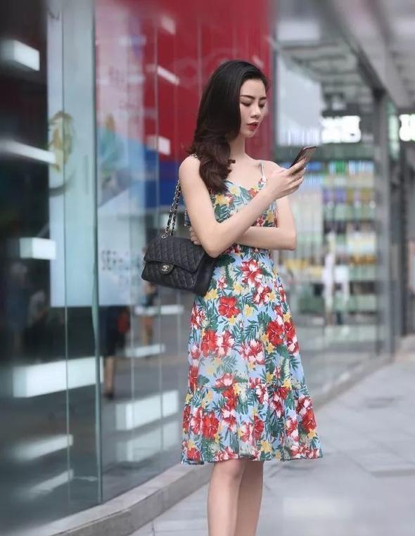 美女穿搭：迷茫时像一只漂泊太久的船，彼岸浓