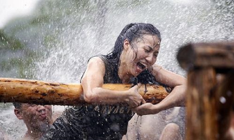 日本热议美女保镖：赤手空拳击败十名壮汉，拔