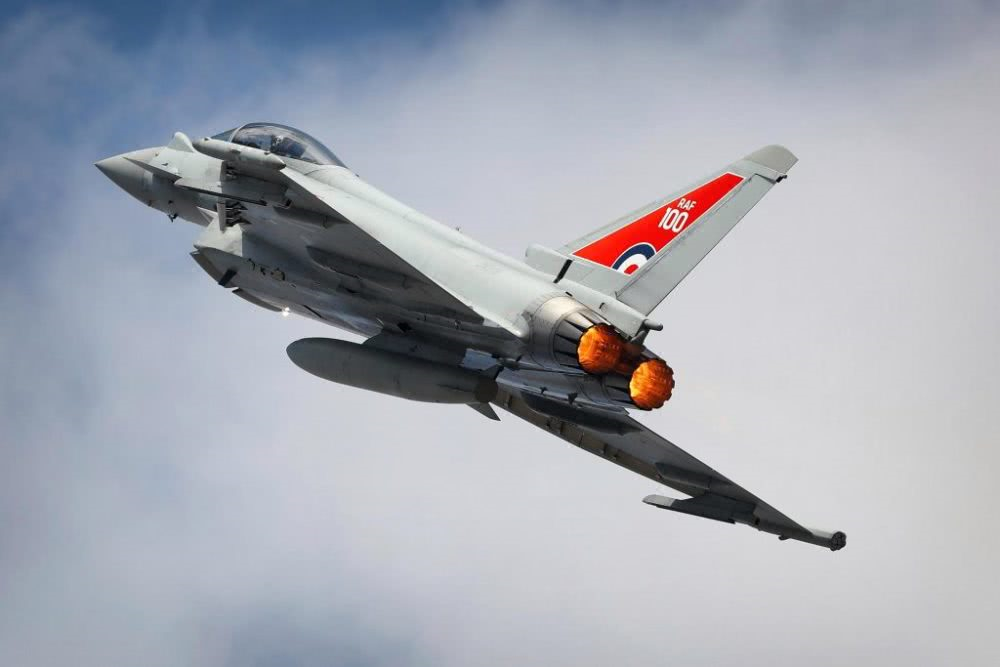 关键时刻伊朗先发制人开火，美军机凌空爆炸，