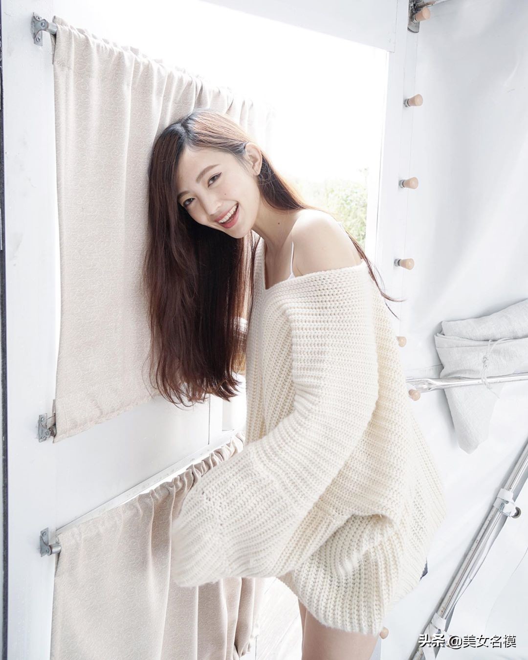 露肩裝，秀出冰肌玉膚雪白香肩！