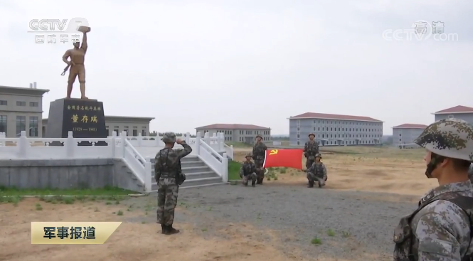 央视披露03式“远火”超高自动化水平：两人就可完成装弹射击