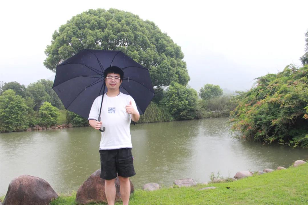 哔哩哔哩创始人徐逸穿着短裤凉鞋，“衣锦还乡”了