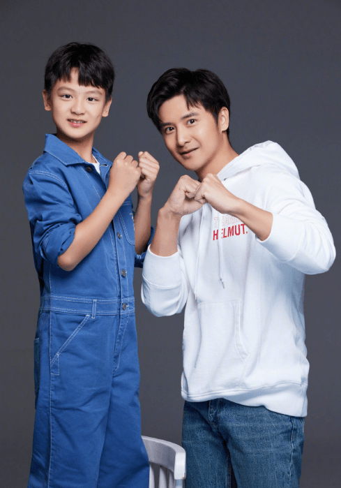 田亮一家在商场被偶遇，森碟个头高略微驼背，小亮仔爱吃糖豆