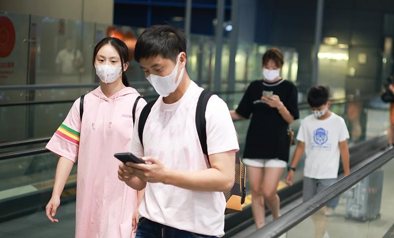 13岁森碟发育变成熟，穿粉裙首秀曲线，弟弟皮肤黢黑变阳刚大变样