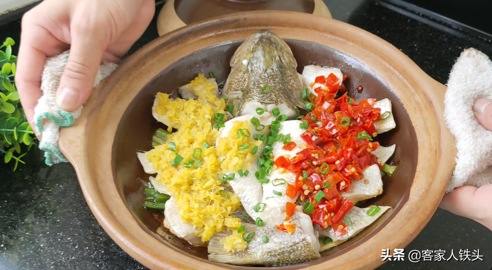 广东人焗鱼真有一套，一锅做2味，6分钟出锅，漂亮好吃待客有面子