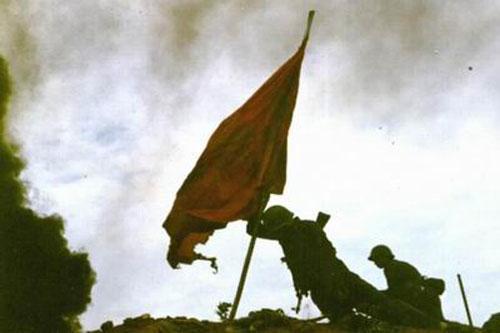 越兵叫嚣：中国佬大草包，他怒将红旗插上老山峰顶死也保持着冲锋
