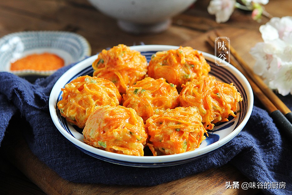 這素丸子比肉丸子還香，不加一滴水，外酥里嫩，一口一個吃不膩