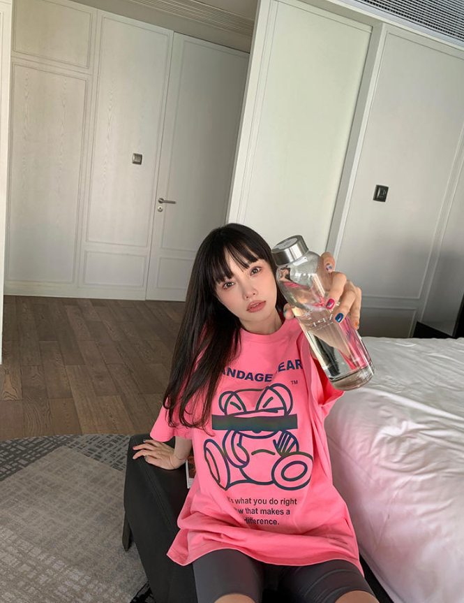李小璐网红路线越走越顺，穿标配骑行裤，配大一号T恤玩下装消失