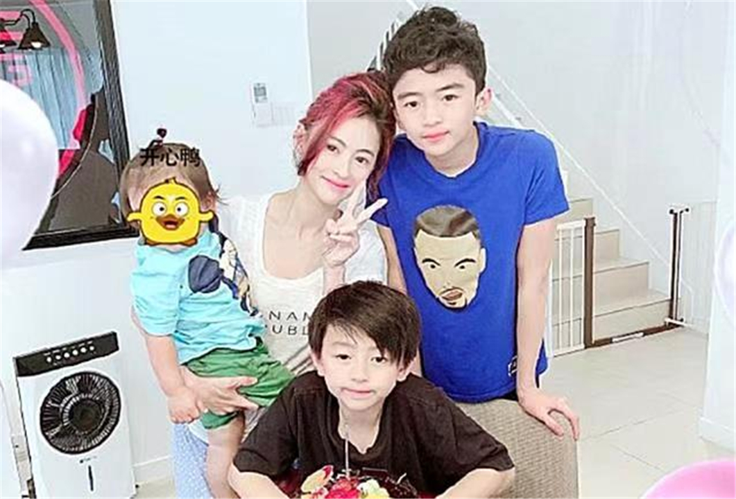 张柏芝三儿子曝光，颜值比2位哥哥高，网友：生