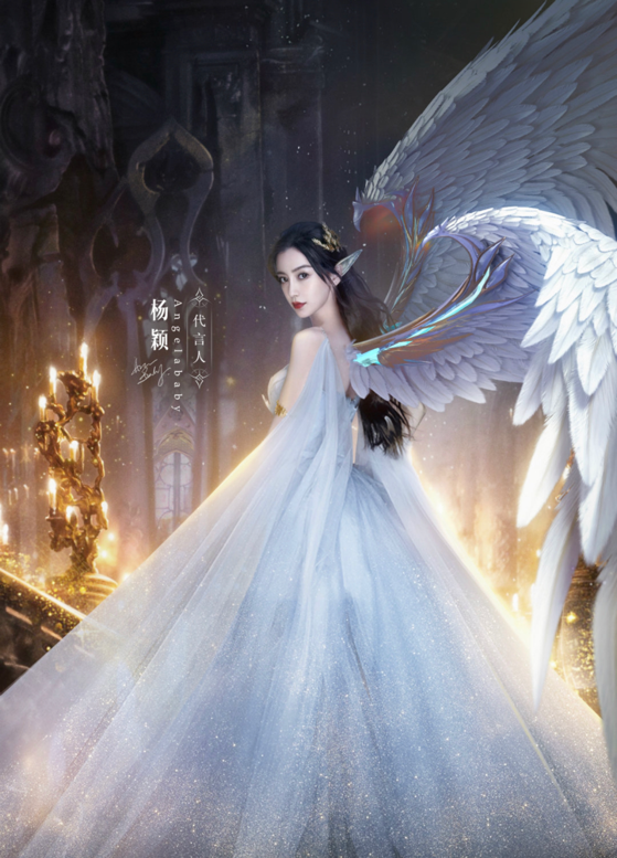 32岁baby晒性感照，露背礼服大方秀蝴蝶背，耳朵通红引粉丝担忧