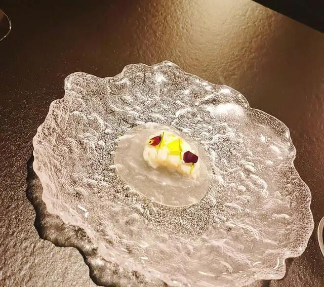 佟丽娅晒宵夜，一桌菜2000元，网友留言：一口一