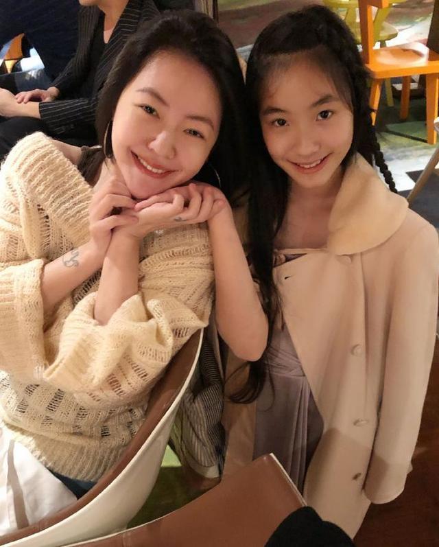 小S迎42岁生日，女儿发妈妈黑照为其庆生，张大