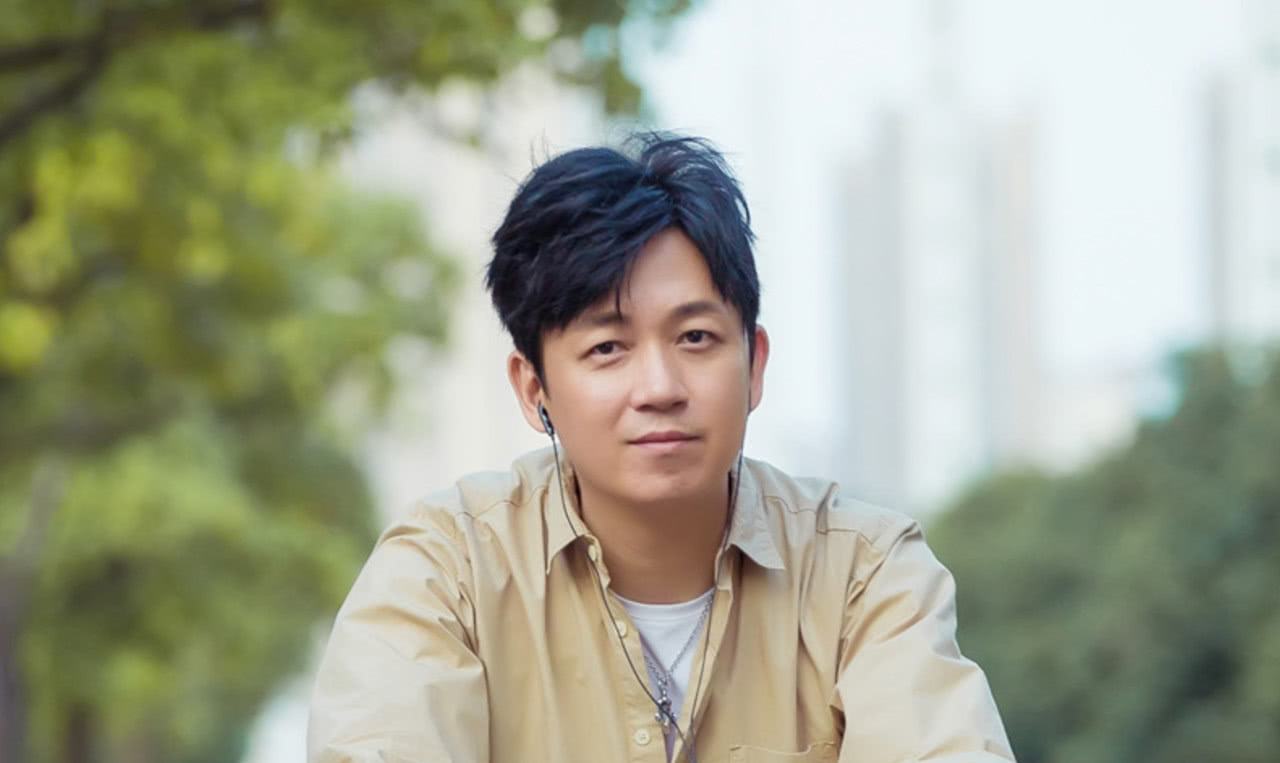 潘粤明发文父亲散步被车撞，十年绿叶衬红花，