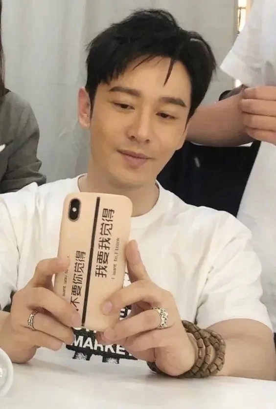 Baby带“菜刀”现身机场？提裙子时将“菜刀”别