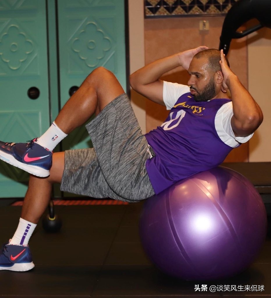 为什么nba球员训练时都戴耳机(大战快船前！NBA官方晒湖人训练照，詹姆斯戴粉红色耳机太抢镜)