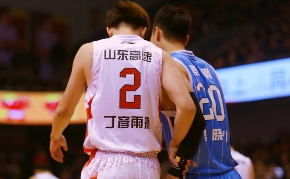 不依不饶！CBA周琦别闹了，2400万仍嫌少，新疆男篮的底线被触碰