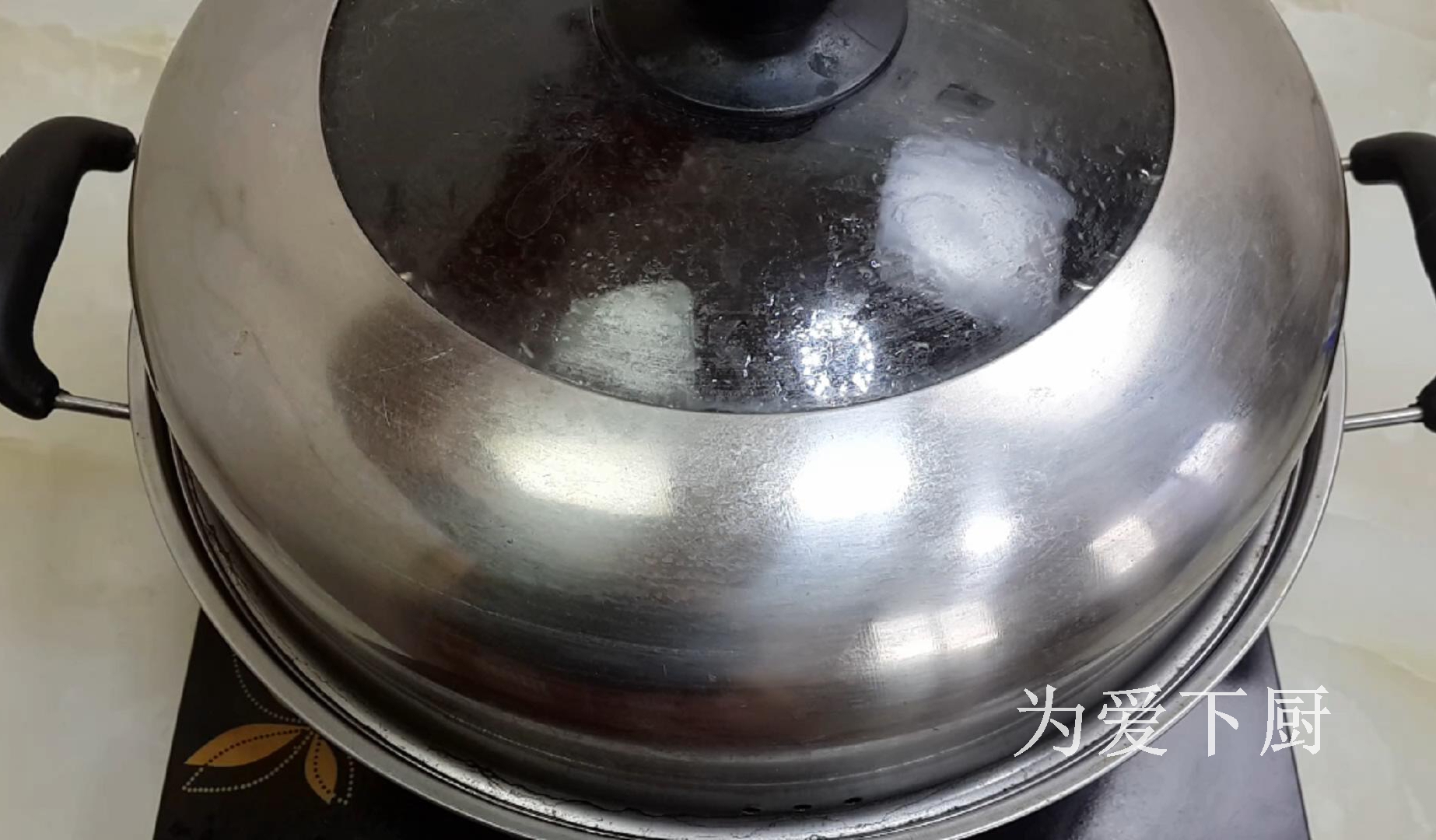 The glutinous rice flour is delicious. Add half a bowl of red beans. It is soft and sweet and more comfortable than cake.