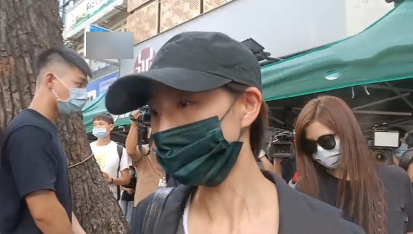黄鸿升追悼会现场：女友情绪几近崩溃，张钧甯贾静雯曹格哀伤落泪