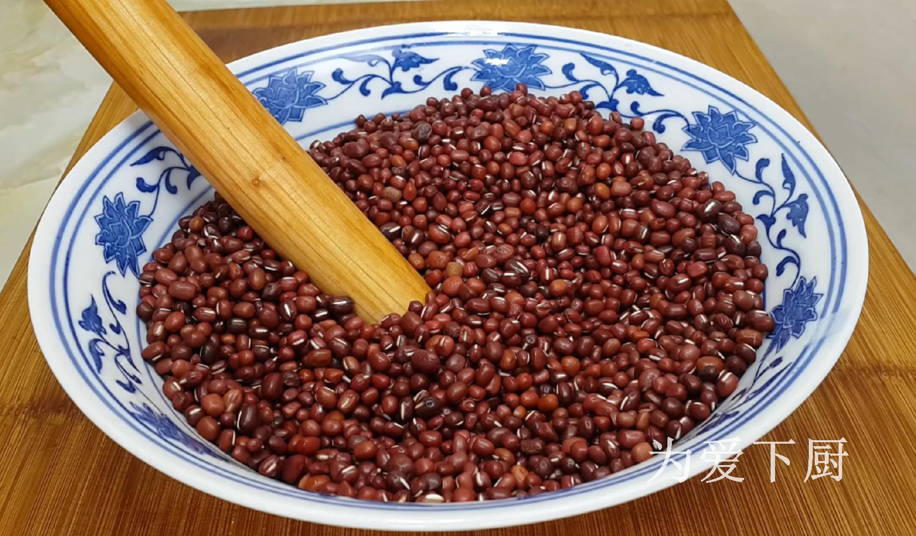 The glutinous rice flour is delicious. Add half a bowl of red beans. It is soft and sweet and more comfortable than cake.