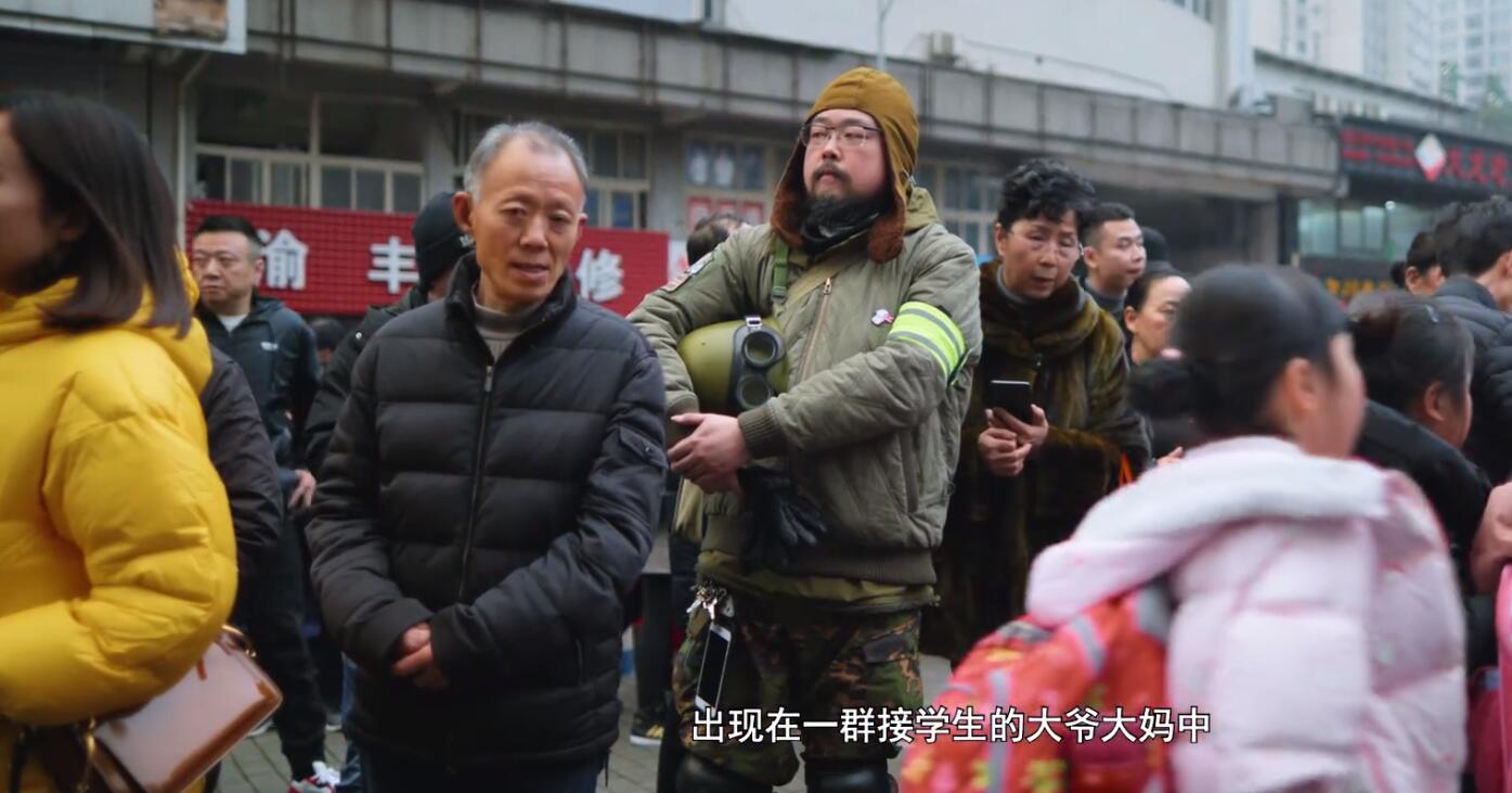 重庆城里的普通人：归乡的游子，拼搏的年轻人，骑机车的耙耳朵