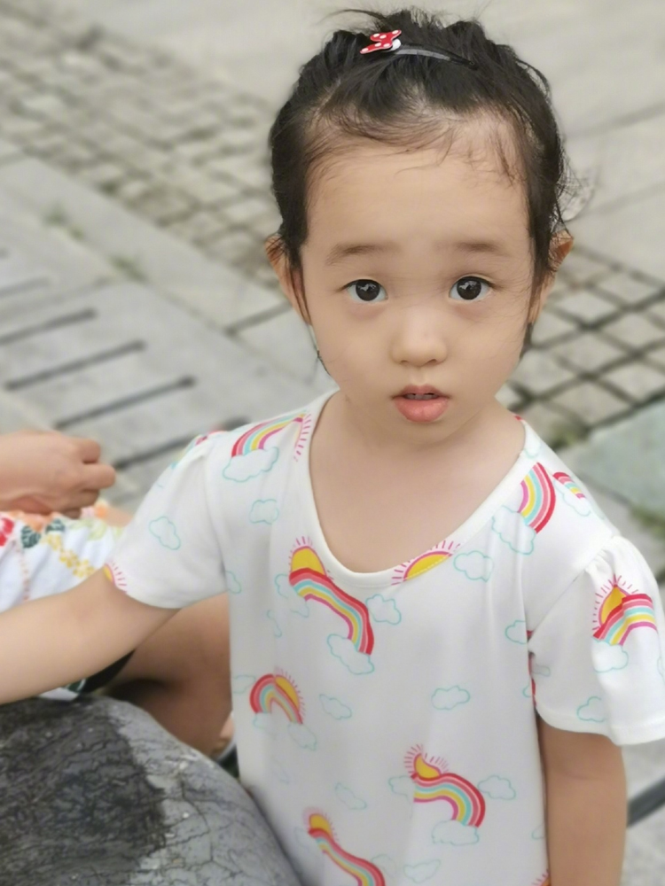 杨威双胞胎女儿太好辨认！各自遗传爸妈基因，姐妹俩还真不偏心啊