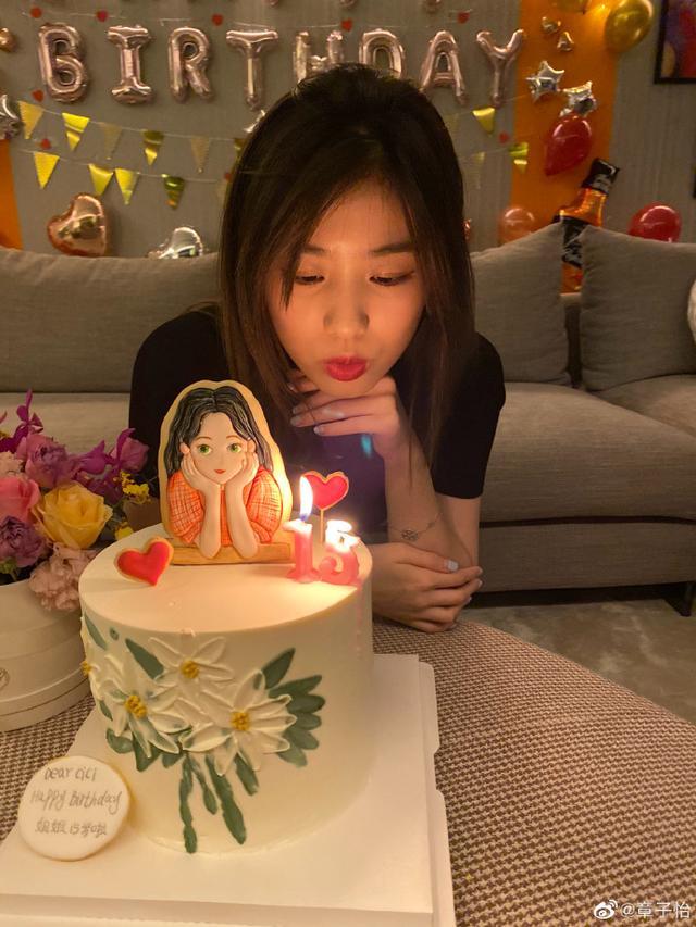 小苹果的生日蛋糕上还有"15"的字样,蛋糕上还有小苹果的卡通画像,最后