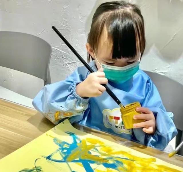 熊黛林双胞胎女儿画画，姐姐安静大眼萌妹，妹