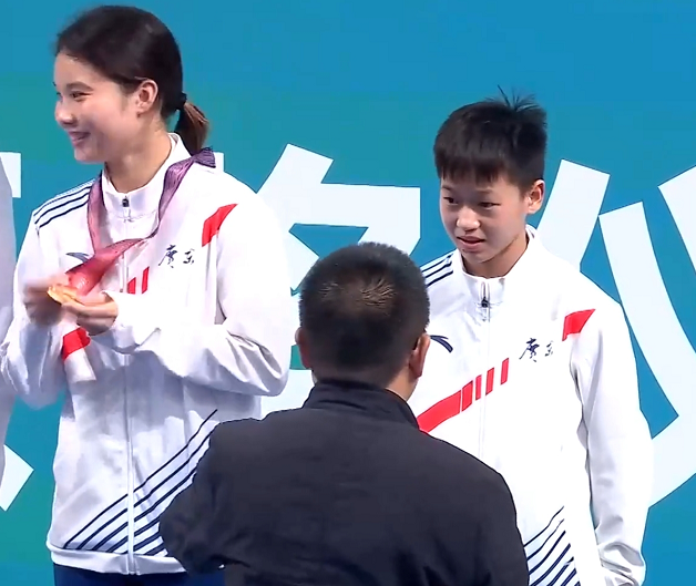 时隔32天，全红婵再登冠军领奖台！领导和她多聊两句，一脸害羞