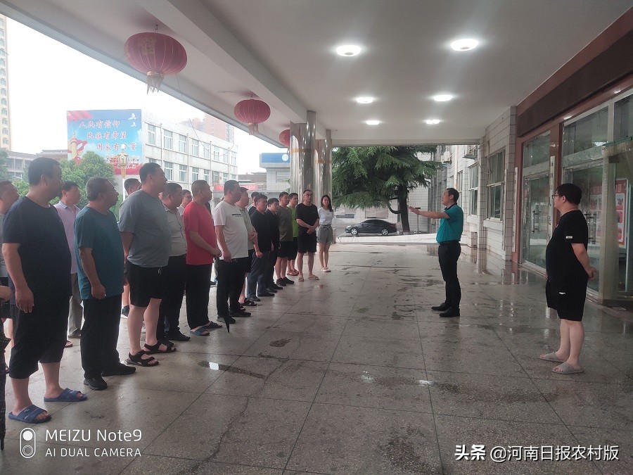 汤阴县城关镇全体班子成员及机关男同志近百人紧急集合，组成应急抢险队，全力以赴应对强降雨