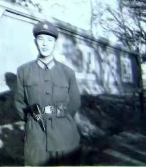 兰州军区副司令员董占林警卫员在火车站接人被歹徒打伤，将军大怒
