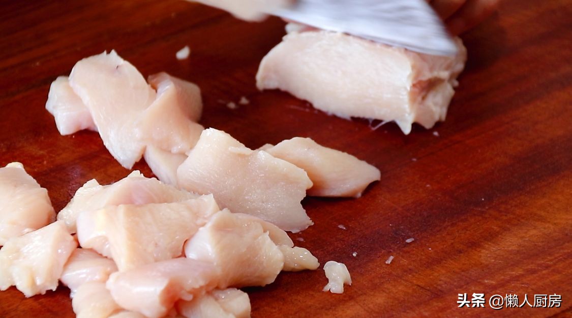 健身的人最爱鸡胸肉，教你新做法，比薯片还脆，别错过