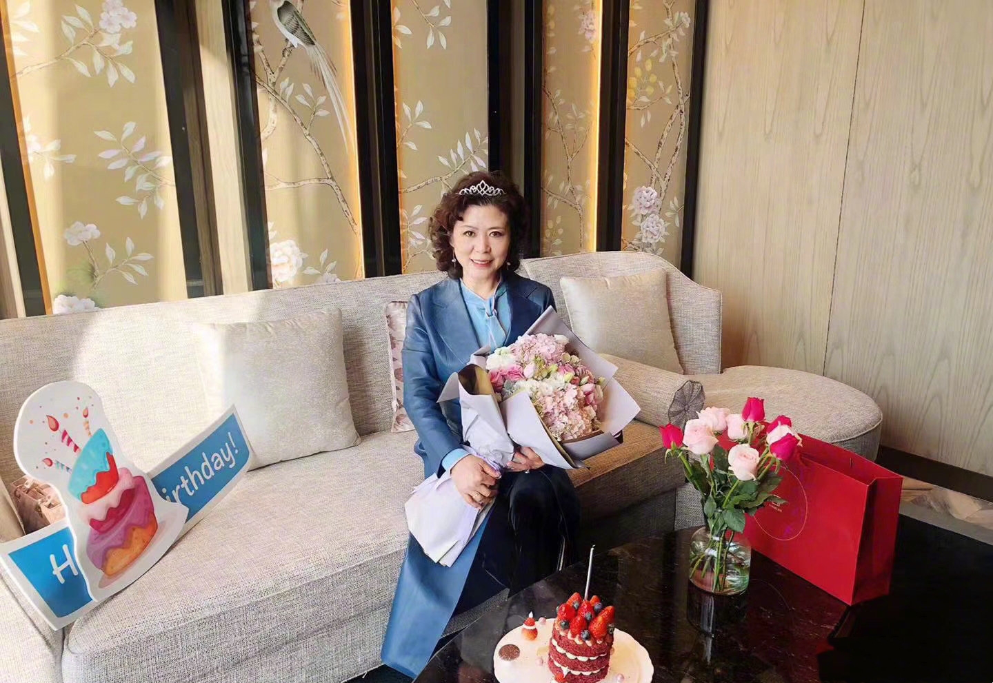 郎朗妈妈罕见露面！一袭粉色长裙配卷发好时髦，气质出众如贵夫人