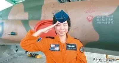 实拍台军女飞行员，与解放军女飞行员相比，谁