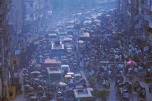 世界最脏的国家，印度都甘拜下风，街边女人的行为令人难以置信