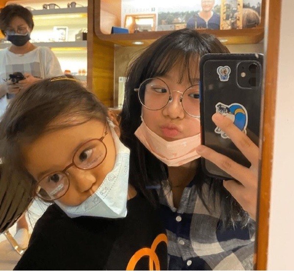 賈靜雯和仨女兒搞怪，4個美女咘咘眼睛居然最小，波妞缺牙張嘴笑